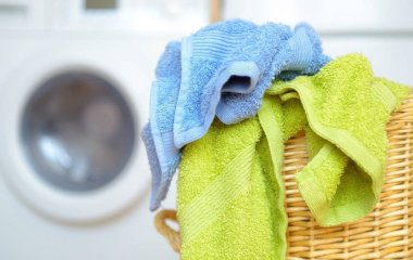 Чи варто прати рушники разом з одягом: аргументи експертів та приховані ризики