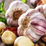 Чим корисний часник, чи він допомагає при хворобі: вся правда від МОЗ