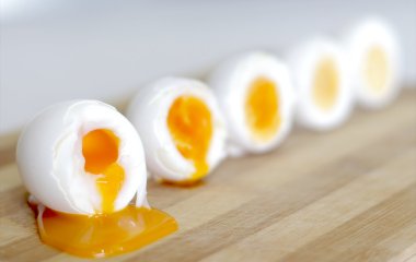 Положите это в воду при варке яиц: скорлупа останется целой