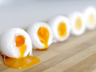Положите это в воду при варке яиц: скорлупа останется целой