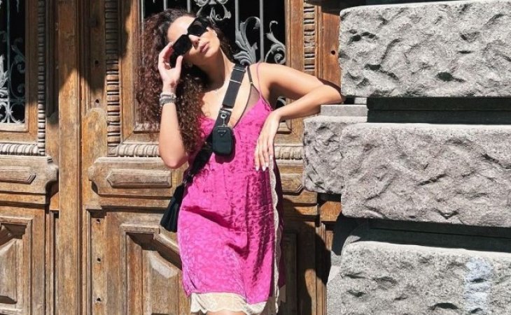 Настя Каменских прогулялась по Одессе в малиновом платье-ночнушке, из-под которого засветила белье