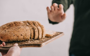 Не ради фигуры: кому и в каких случаях стоит отказаться от хлеба