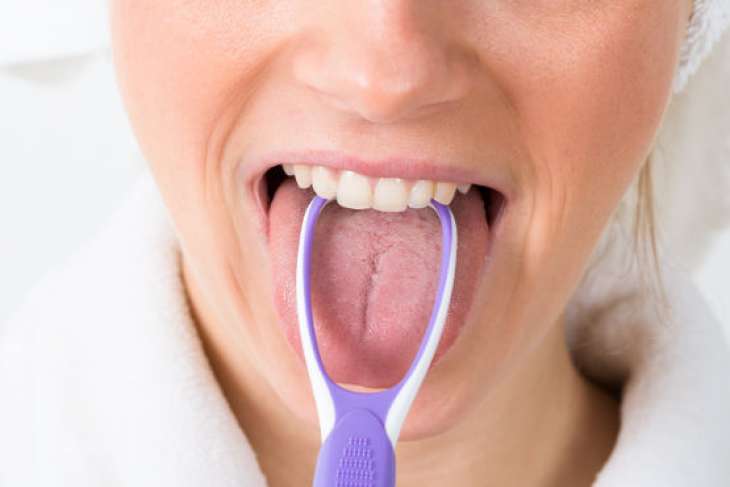 Стоматолог рассказал, помогает ли чистка языка предотвратить кариес