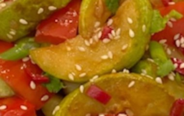 Яскраво, смачно і з гостринкою: рецепт пікантної закуски з кабачків