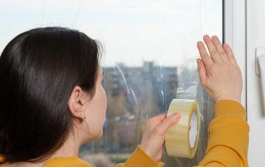 Как легко отмыть следы скотча или наклеек: 3 эффективных способа