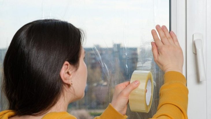 Как легко отмыть следы скотча или наклеек: 3 эффективных способа