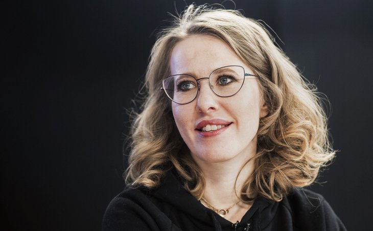 Валентинка всем вам, - сказала Ксения Собчак и показала попу с веревочкой