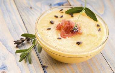 Суп из дыни с базиликом, оливковым маслом и уткой