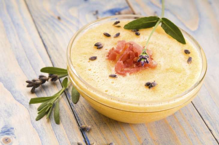 Суп из дыни с базиликом, оливковым маслом и уткой