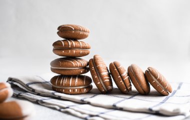 Удивление гарантировано: рецепт шоколадного печенья с белой начинкой