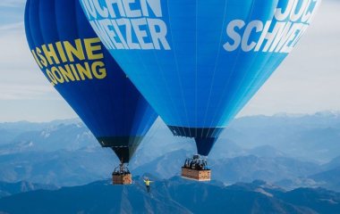 Двоє сміливців пройшлися мотузкою, натягнутою між повітряними кулями на висоті 2,5 км – фото