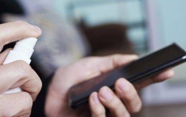Названо важливі правила безпечної дезінфекції смартфона
