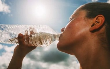 Чому в спеку не варто пити воду з пластикових пляшок: небезпека, що загрожує раком