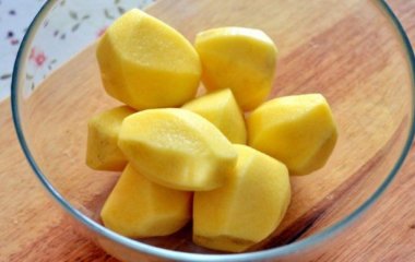 Як зберегти очищену картоплю, щоб вона не потемніла та була гарною
