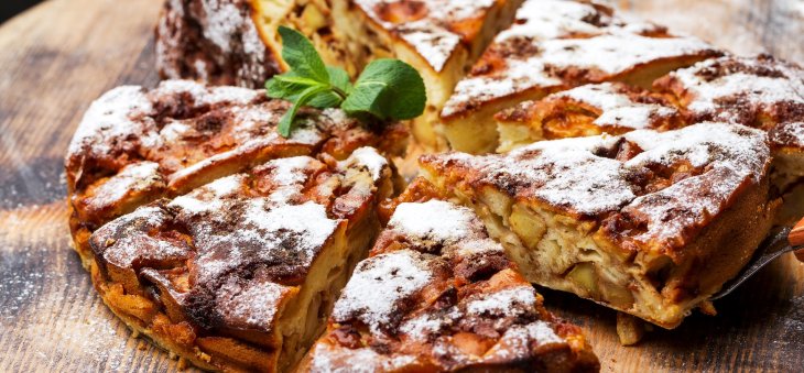 Бісквітний пиріг з яблуками: рецепт смачного десерту