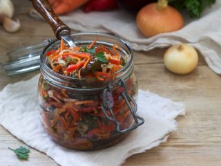 Это блюдо станет звездой стола: рецепт закуски из баклажанов и грибов