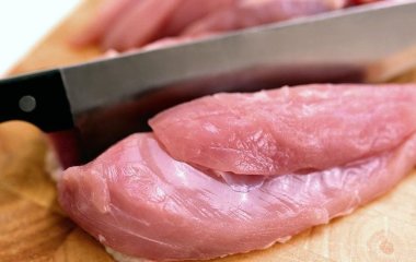 Як потрібно розморожувати м’ясо: безпечні та ефективні способи збереження соковитості та смаку