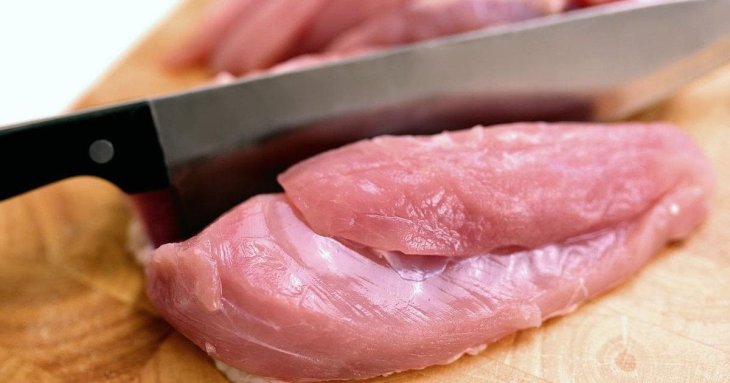 Як потрібно розморожувати м’ясо: безпечні та ефективні способи збереження соковитості та смаку