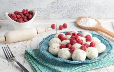 Ліниві вареники з малиною