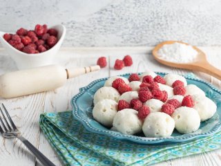 Ліниві вареники з малиною