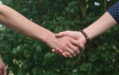 Медики выяснили, о какой смертельно опасной болезни говорит слабое рукопожатие