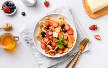 Этот летний рецепт стал хитом в соцсетях: полезные мини-оладушки из банана на завтрак