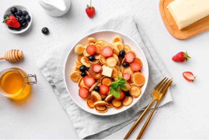 Этот летний рецепт стал хитом в соцсетях: полезные мини-оладушки из банана на завтрак