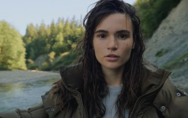 Кацурина в вещах собственного бренда позировала с голыми ногами в палатке и лодке