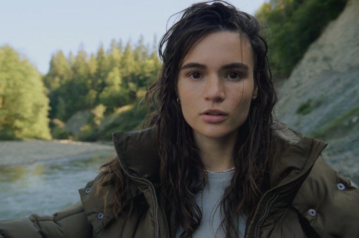 Кацурина в вещах собственного бренда позировала с голыми ногами в палатке и лодке