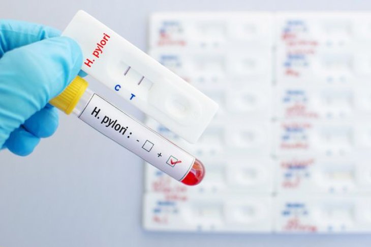 Що може викликати гастрит та чи можуть його провокувати продукти