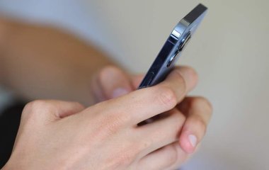 Косметолог попередила про старіння шкіри через випромінювання смартфона