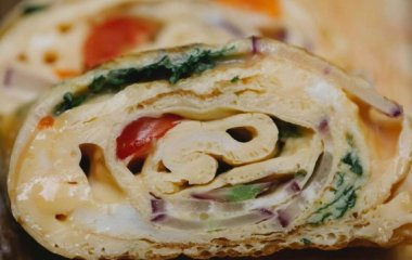 Яичные рулеты с ветчиной: вкусный и сытный завтрак за считанные минуты