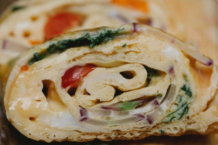 Яичные рулеты с ветчиной: вкусный и сытный завтрак за считанные минуты