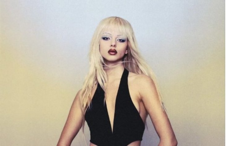 Дева Кассель предстала в образе блондинки