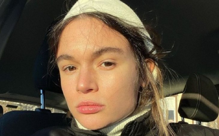 Возлюбленная Дантеса Даша Кацурина задрала футболку и засветила обнаженный бюст