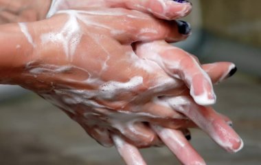 Что будет, если умываться мылом каждый день? Отвечает врач-косметолог