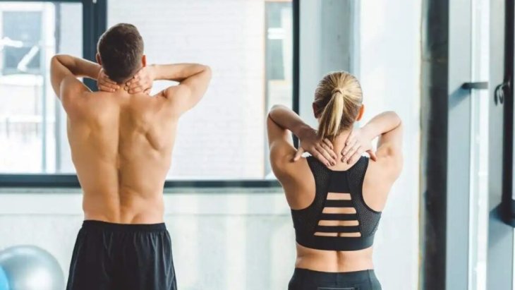 Вместо похода на массаж: 3 упражнения для снятия напряжения в шее и плечах