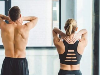 Вместо похода на массаж: 3 упражнения для снятия напряжения в шее и плечах
