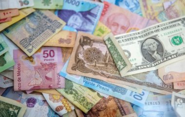 Мужчина во время уборки дома нашел десятки мешков с деньгами – какая сумма там была