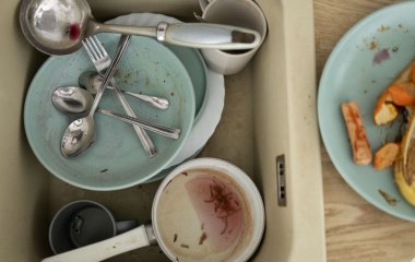 Як швидко вимити гори брудного посуду: корисний лайфгак, який зекономить купу сил і часу