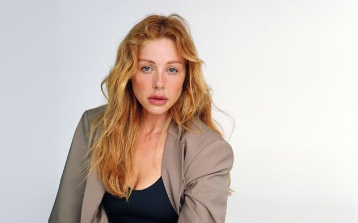 Тина Кароль показалась возле своего загородного особняка и упала в снежный сугроб