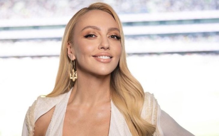 Оля Полякова в коротеньких шортах и топе показала, как занимается спортом под открытым небом