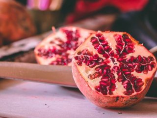 Медики розповіли, чому жінкам необхідно їсти гранати