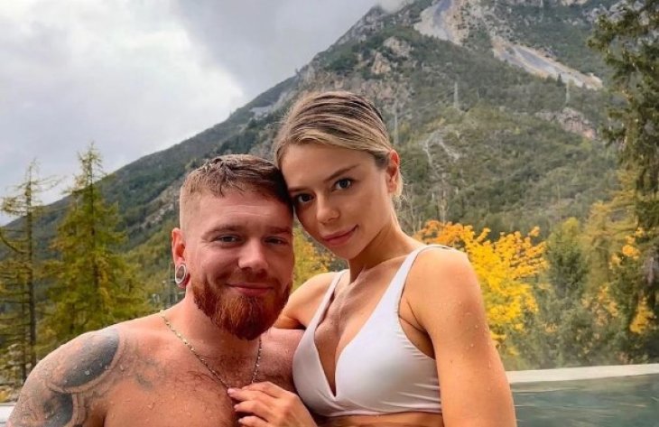 Александр Кривошапко под трек российского исполнителя показался в страстных объятиях новой девушки