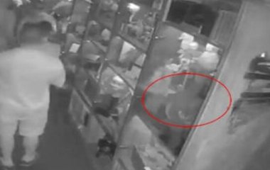 Мережі насмішила жінка, яка зомліла після зустрічі з «привидом» (ВІДЕО)