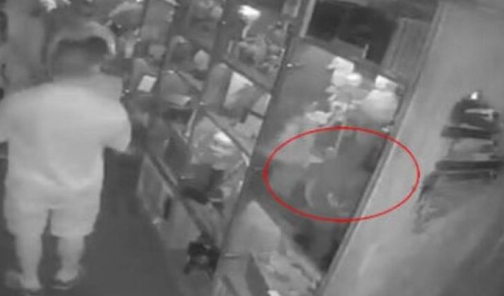 Мережі насмішила жінка, яка зомліла після зустрічі з «привидом» (ВІДЕО)