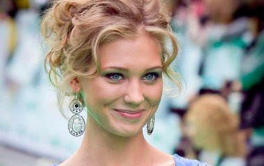 Кристина Асмус позировала в купальнике «под гжель»