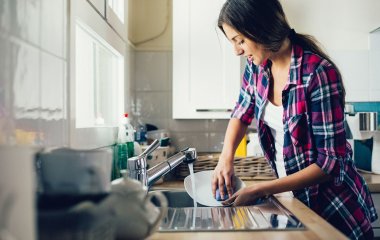 Как мыть посуду, если у вас нет воды: простые лайфхаки