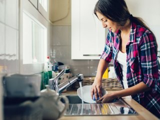 Як мити посуд, якщо у вас немає води: прості лайфхаки