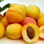 Нормализуют давление, замедляют старение: врач рассказала о пользе абрикосов